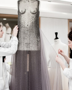 Как создавалось уникальное металлизированное платье Dior коллекции Haute Couture весна-лето 2018